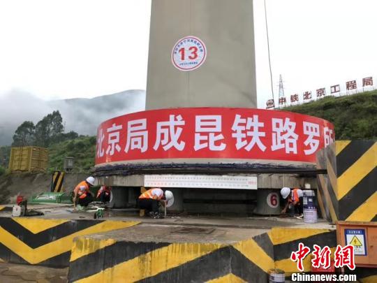 圖為大橋轉體現(xiàn)場。鐘欣 攝