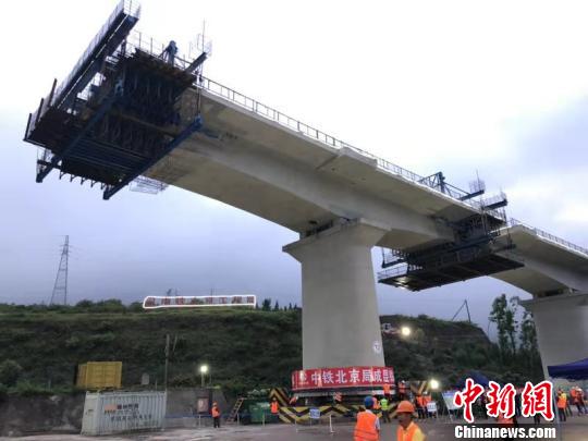 圖為大橋轉體現(xiàn)場。鐘欣攝