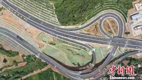 圖為航拍隴南山區(qū)蜿蜒的高速公路氣勢(shì)壯觀。張賓 攝
