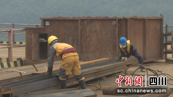 工人正在抓緊施工。朱安康攝