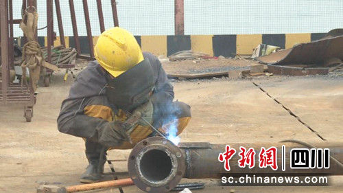 焊接搶工期。朱安康攝
