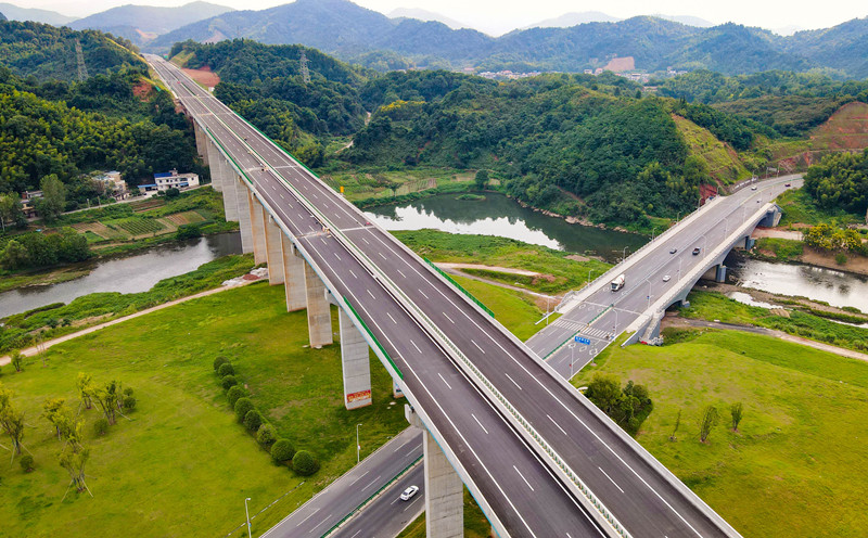 萍蓮高速公路地形地貌復(fù)雜，區(qū)域高差懸殊，橋梁隧道比率高達(dá)到43.2%，全線共建有隧道5座。（央廣網(wǎng)發(fā) 文怡 攝）